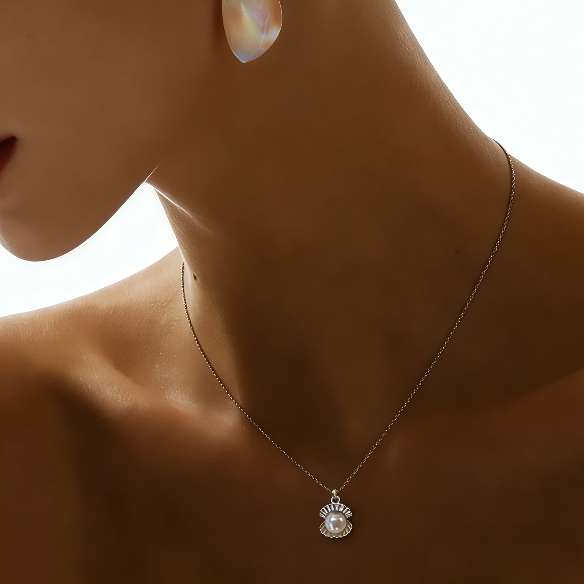 Baroque pearl shell-shaped silver necklace